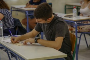 Πανελλήνιες 2021: Υποψήφιος "πιάστηκε" με κινητό και μηδενίστηκε το γραπτό του
