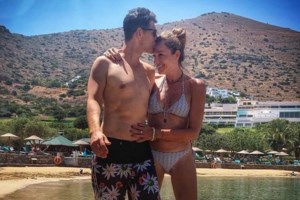 Ο Σάκης Ρουβάς τραγουδά με κανταδόρους στα καντούνια της Κέρκυρας [Βίντεο]