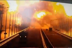 Φορτηγό με εκρηκτικά ανατίναξε τη γέφυρα στην Κριμαία - Τρεις νεκροί μέχρι τώρα [εικόνες - βίντεο] - εικόνα 2