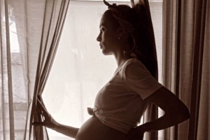 Άκης Πετρετζίκης: Ρομαντικό πρωινό στη σύντροφό του στο μαιευτήριο [Εικόνα]