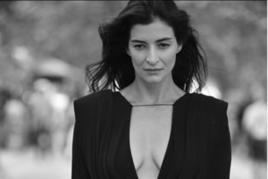 Μάρα Ζαχαρέα: Βουτιές στην Αστυπάλαια με φλοράλ μπικίνι και το σκάφος του "Μιχάλη" - εικόνα 4