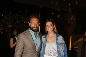 Ο ένας με το ποδήλατο - ο άλλος με το καρότσι: Η βόλτα του Μαρακάκη με τη σύζυγο και την κόρη τους στη Βουλιαγμένη