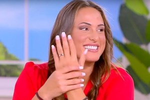 Η Ασημίνα δείχνει το μονόπετρο που της χάρισε ο Χρήστος Δάντης και μιλάει για τον γάμο τους: "Θα είναι κλειστός..." [βίντεο]