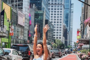 Η Μιμή Ντενίση με το πιο κομψό ολόσωμο μαγιό στην Κίμωλο - Διχρωμία και animal print - εικόνα 2