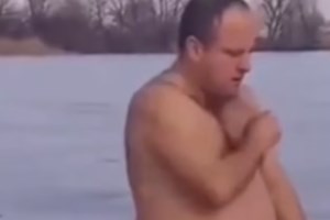 Τρόμος: Αθλητής βούτηξε κάτω από στρώμα πάγου αλλά έχασε τον προσανατολισμό του και κινδύνεψε να μην βγει στην επιφάνεια [ΒΙΝΤΕΟ]