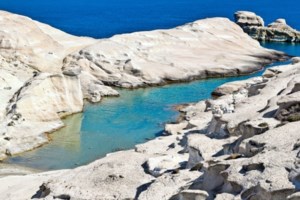 Μήλος: Το ΣτΕ μπλοκάρει τις οικοδομικές εργασίες για επεκτάση ξενοδοχείου στην παραλία Μύτακας - εικόνα 2