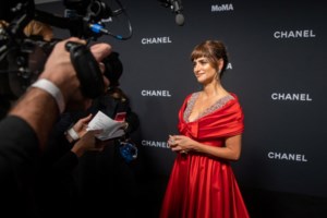 Η Πενέλοπε Κρουζ και η Νίνα Φλορ με το ίδιο Chanel dress: Η μια ως φόρεμα η άλλη ως νυφικό - εικόνα 9