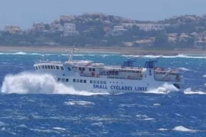 Εντυπωσιακές εικόνες: Το θρυλικό πλοίο "Σκοπελίτης"  παλεύει με τα κύματα με 7 μποφόρ έξω από τη Νάξο [βίντεο]