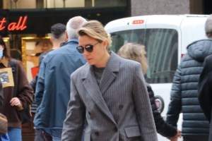 Βίκυ Καγιά: Αλάνθαστη στο κέντρο της Αθήνας με σκούρο denim και βελούδινα καπιτονέ μοκασίνια - εικόνα 12