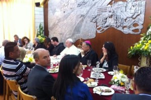 Live το λαϊκό προσκύνημα στη σορό του Πάπα Φραγκίσκου: Πλήθος πιστών στο Βατικανό [εικόνες - βίντεο] - εικόνα 9