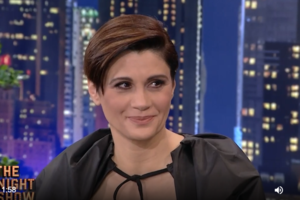 Εντελώς διαφορετική η Άννα Μαρία Παπαχαραλάμπους: Η ανανεωμένη εμφάνιση με curtain bangs καρέ και ανταύγειες - εικόνα 5