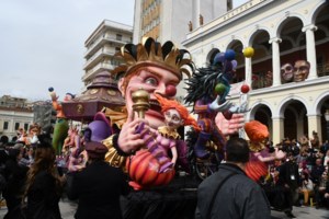 Ολη η Πάτρα μια γιορτή: Χιλιάδες επισκέπτες στη μεγάλη καρναβαλική παρέλαση - Στις 9:00 το βράδυ, η τελετή λήξης