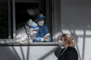 Αρνητές εμβολιασμού το 15% των ενστόλων - Τα ποσοστά εμβολιασμού σε ΕΛ.ΑΣ., πυροσβεστική και λιμενικό