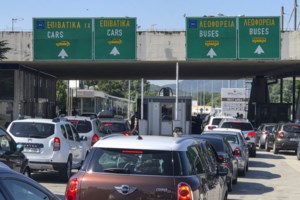 Χαμός στον Προμαχώνα με ατελείωτες ουρές: Άνοιξαν τα σύνορα και για τους Σέρβους παρά την απαγόρευση