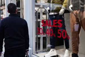 Πρεμιέρα σήμερα για τις χειμερινές εκπτώσεις: Ποιες Κυριακές θα είναι ανοικτά τα καταστήματα