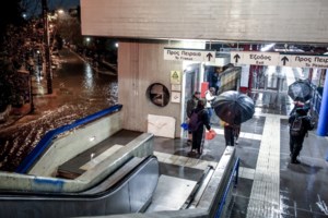 "Πορτοκαλί" συναγερμός για καταιγίδες και χαλάζι: Το νέο έκτακτο δελτίο της ΕΜΥ - Ανοιξαν οι ουρανοί στην Αθήνα