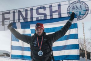 Στην κορυφή του κόσμου ο Μάριος Γιαννάκου - Σήκωσε την ελληνική σημαία στο Έβερεστ