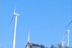 Φωτιά Νάξος: Ενισχύθηκαν οι δυνάμεις στην πυρκαγιά στην Κόρωνο  -  Πνέουν ισχυροί άνεμοι