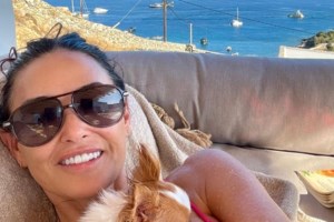 Easy Living στα Κουφονήσια: Νικολά Σαρκοζί και Κάρλα Μπρούνι απολαμβάνουν τον ήλιο και τη θάλασσα του Αιγαίου - εικόνα 4