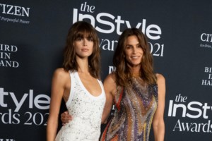 Σίντι Κρόφορντ - Κάια Γκέρμπερ: Στο Παρίσι με ασορτί looks - Τα total black και τα oversized παλτό-ρόμπα - εικόνα 10