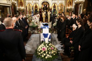 Κάρολος Παπούλιας: Η πίκρα του για τα συνθήματα των "Αγανακτισμένων" το 2011 - Ο επικήδειος του στενού συνεργάτη του - εικόνα 2