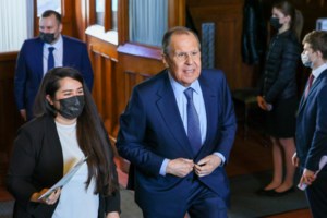 Πόλεμος στην Ουκρανία: Στήνουν οδοφράγματα μέσα στο Κίεβο - Οχυρώνονται οι υπερασπιστές της πόλης - Ο Πούτιν διέταξε προέλαση - εικόνα 2