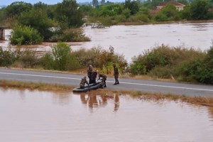 80χρονος ψαράς με τη βάρκα του έσωσε 15 ανθρώπους στη Μεταμόρφωση Καρδίτσας- "Ηταν ένας στο νερό μέχρι το σαγόνι" - εικόνα 2