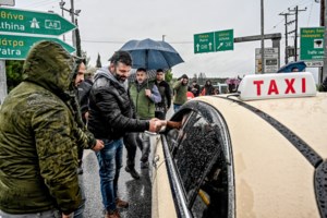 Κεραυνοί πάνω από το χριστουγεννιάτικο δέντρο στο Σύνταγμα - Εικόνες από την κακοκαιρία στην Αθήνα