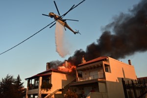 Η επόμενη ημέρα της φωτιάς στο Κρυονέρι: Καμένα σπίτια, στάχτες και αποκαΐδια, σε απόγνωση οι κάτοικοι [εικόνες]