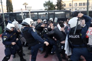 Φοιτητές απέκλεισαν την Πρυτανεία του ΑΠΘ – Διαμαρτύρονται για τις ηλεκτρονικές εκλογές [εικόνες - βίντεο] - εικόνα 2