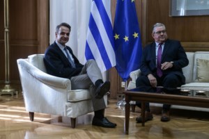 Ο διάλογος Μητσοτάκη - Κουτσούμπα για τις αγκωνιές- Είναι καπιταλιστική οικειότητα; [βίντεο]