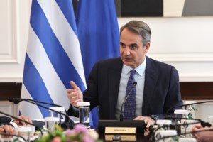 "Προσπαθήσαμε να σβήσουμε τη φωτοβολίδα με πυροσβεστήρες αλλά δεν έσβηνε" – Συγκλονίζει συνάδελφος του αστυνομικού