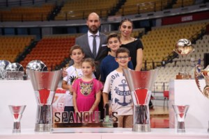 Ολυμπία Χοψονίδου: Κομψή στο Ηρώδειο με λευκό blazer και δερμάτινα loafers