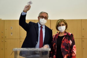 Εκλογές στα Κατεχόμενα: Νίκησε ο "εκλεκτός" του Ερντογάν, Ερσίν Τατάρ - Αποσύρεται από την πολιτική ο Ακιντζί - εικόνα 2