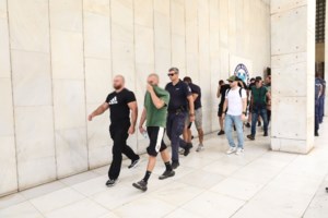 Και χούλιγκαν και εκβιαστές: Ο "Αρκούδος" και ο "Ντένις ο μολότοφ" έβαζαν φωτιά σε μαγαζιά - Βίντεο ντοκουμέντα - εικόνα 2