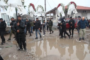 Θλίψη στην κηδεία του 16χρονου: Με κομβόι και δυνατή μουσική τραπ στην τελευταία του κατοικία - Συγκλονιστικές εικόνες - εικόνα 8