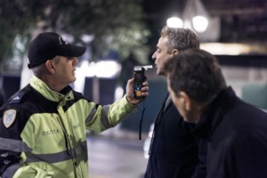 Τροχαίο στον Κολωνό: Μεθυσμένη οδηγός μηχανής πέρασε στο αντίθετο ρεύμα - Συγκρούστηκε με δύο ΙΧ και άλλη μοτοσικλέτα