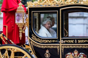 "Η Βασίλισσα Ελισάβετ πρέπει να παραιτηθεί": Αμετακίνητη η μονάρχης, πιέζει ο χρόνος