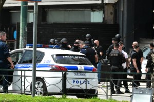 Καλλιθέα: Το ούζι βρέθηκε κάτω από το κάθισμα του συνοδηγού - Ο δράστης παρενόχλησε την 43χρονη - "Θα σας σκοτώσω όλους"