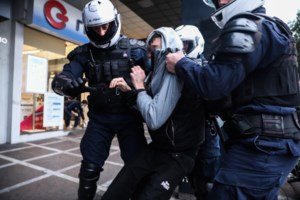 Πάτρα: Εισβολή αντεξουσιαστών στη ΝΟΔΕ για τον Κουφοντίνα - Πήγαν και έξω από την Περιφέρεια [εικόνες - βίντεο] - εικόνα 3