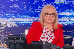 "Τι σημαίνει όταν φοράει κόκκινα η Αγγελική Νικολούλη": Τρέλανε τους τηλεθεατές το σακάκι της δημοσιογράφου [εικόνες]