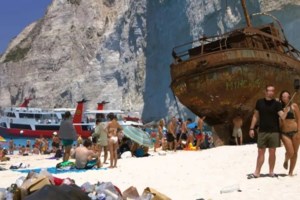 Σάλος για τα σκουπίδια στο Ναυάγιο Ζακύνθου: Μπαλάκι οι ευθύνες - Τα μάζεψαν... ιδιοκτήτες σκαφών