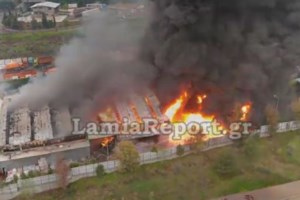 Υπό έλεγχο η φωτιά στο εργοστάσιο ανακύκλωσης στο Σχηματάρι - Οδηγίες στους κατοίκους για τη μόλυνση στην περιοχή