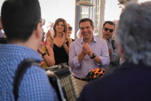 Με κρητική κατσούνα στα Χανιά η Ντόρα Μπακογιάννη - εικόνα 2