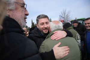 Αιχμηρή ερώτηση ΠΑΣΟΚ για τα "ξαφνικά" επεισόδια στη διαδήλωση των Τεμπών: Πόσοι κουκουλοφόροι συνελήφθησαν;