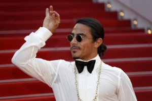 Salt Bae: Προκαλεί πάλι ο Τούρκος σεφ - Ανέβασε λογαριασμό 108.000 δολαρίων από εστιατόριό του με... χρυσά φιλέτα