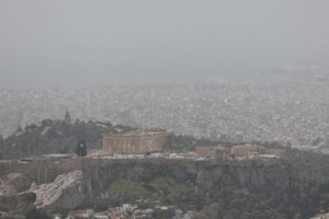 Καιρός: "Κρύφτηκε" ο ήλιος στην Κρήτη από την αφρικανική σκόνη - Ζέστη με πάνω από 28 βαθμούς και τη νύχτα