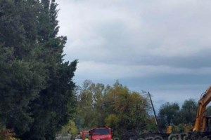 Κακοκαιρία - Συγκλονιστικό βίντεο: Oρμητικός χείμαρρος κόβει στα δυο δρόμο στον Σχίνο Λουτρακίου - εικόνα 5