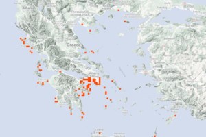 "Καίνε" και οι ξαπλώστρες στις παραλίες της Αττικής: Από 40 ευρώ για μια βουτιά τις καθημερινές [Βίντεο]