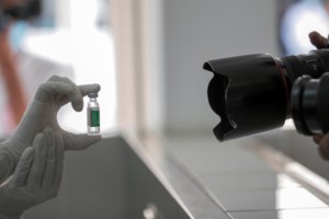 Η Γερμανία βάζει "φρένο" στο εμβόλιο της AstraZeneca: Ανεπαρκή τα στοιχεία για τους ηλικιωμένους - εικόνα 2